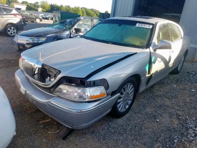 1LNHM82WX5Y661143 - 2005 LINCOLN TOWN CAR S SILVER photo 2