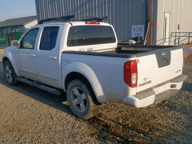 1N6AD07W06C445491 - 2006 NISSAN FRONTIER C WHITE photo 3