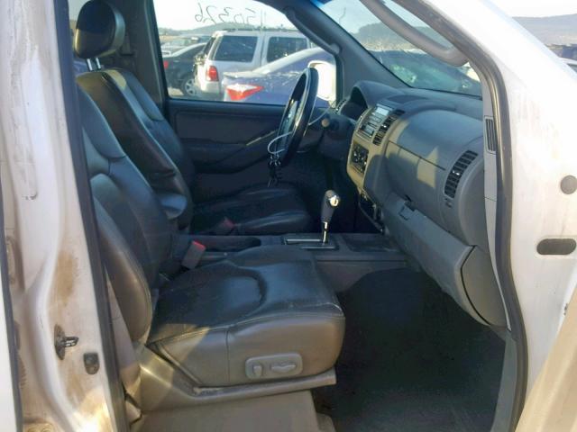 1N6AD07W06C445491 - 2006 NISSAN FRONTIER C WHITE photo 5