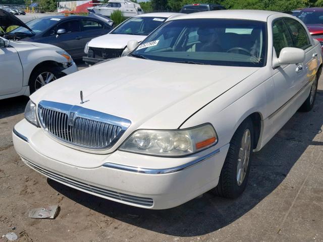 1LNHM83W54Y644280 - 2004 LINCOLN TOWN CAR U CREAM photo 2