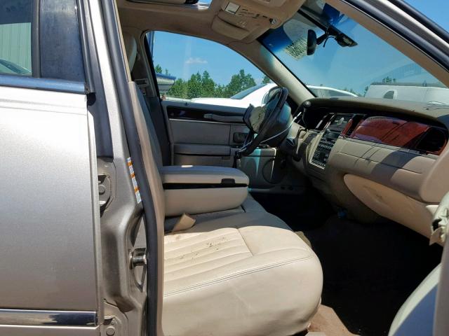 1LNHM82W43Y692529 - 2003 LINCOLN TOWN CAR S BEIGE photo 5