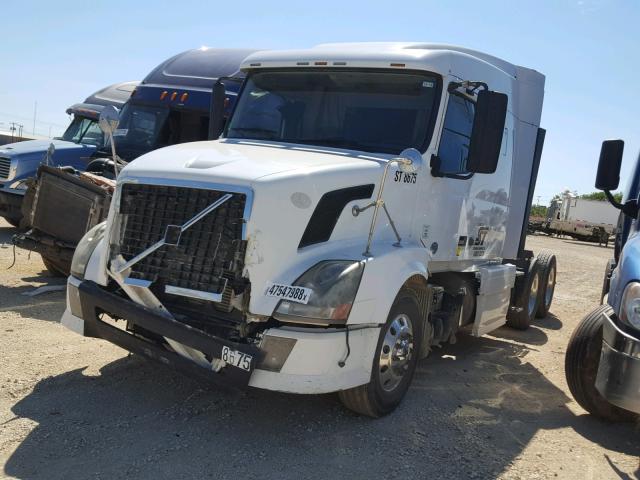 4V4NC9TG19N268523 - 2009 VOLVO VN VNL WHITE photo 2