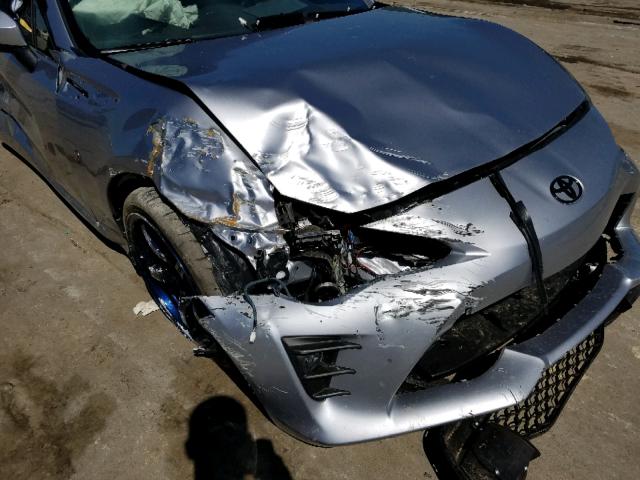 JF1ZNAA15H9700664 - 2017 TOYOTA 86 BASE SILVER photo 9