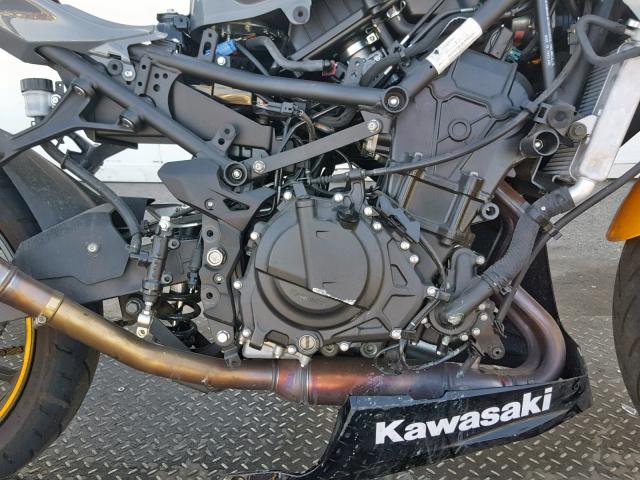 JKAEXKG15JDA09389 - 2018 KAWASAKI EX400 GRAY photo 7