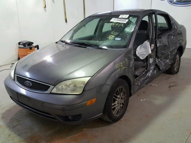 1FAHP34N95W189554 - 2005 FORD FOCUS ZX4 GRAY photo 2