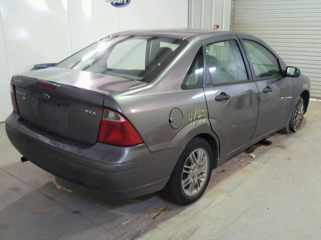 1FAHP34N95W189554 - 2005 FORD FOCUS ZX4 GRAY photo 4