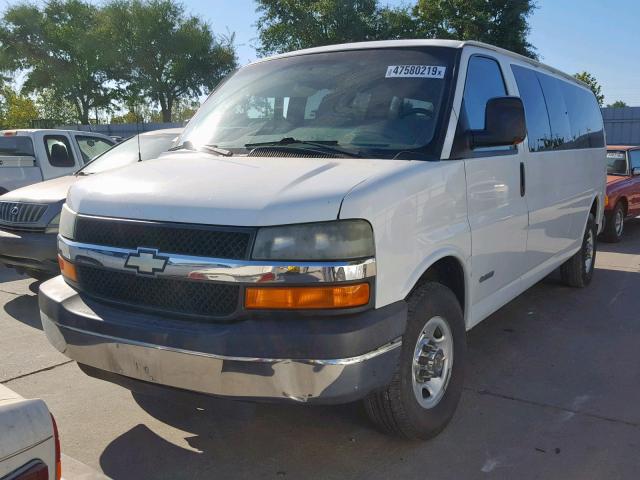 1GAHG39U741209279 - 2004 CHEVROLET EXPRESS G3 WHITE photo 2