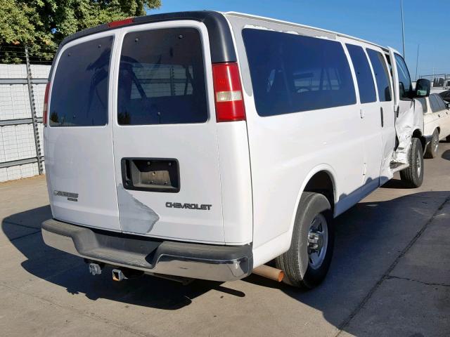 1GAHG39U741209279 - 2004 CHEVROLET EXPRESS G3 WHITE photo 4