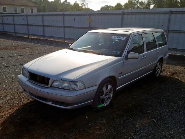 YV1LW5377W2495628 - 1998 VOLVO V70 T5 TUR SILVER photo 2