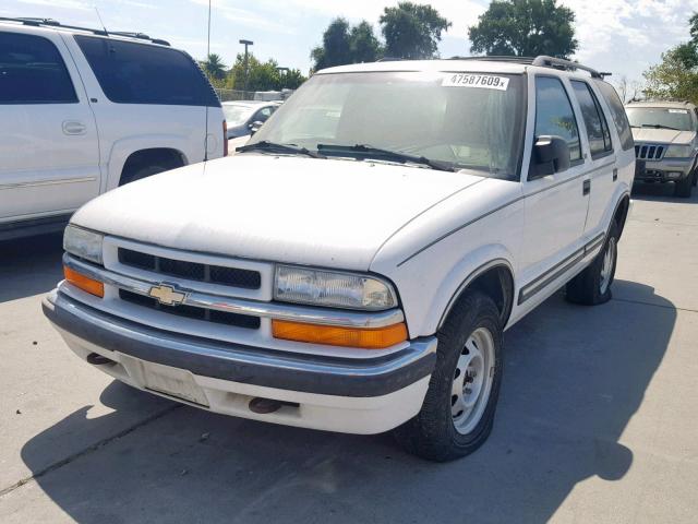 1GNDT13W41K204683 - 2001 CHEVROLET BLAZER WHITE photo 2