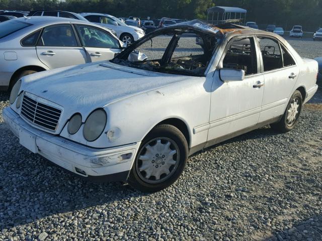 WDBJF65F9WA664592 - 1998 MERCEDES-BENZ E 320 WHITE photo 2