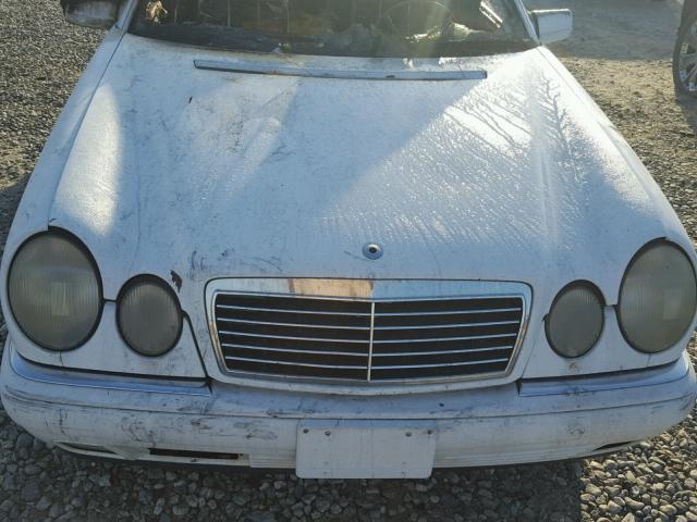 WDBJF65F9WA664592 - 1998 MERCEDES-BENZ E 320 WHITE photo 7