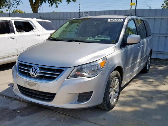 2C4RVABG5CR294191 - 2012 VOLKSWAGEN ROUTAN SE SILVER photo 2