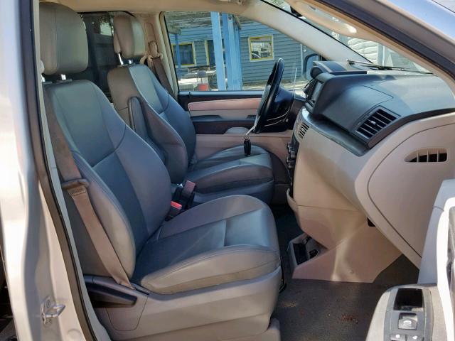 2C4RVABG5CR294191 - 2012 VOLKSWAGEN ROUTAN SE SILVER photo 5