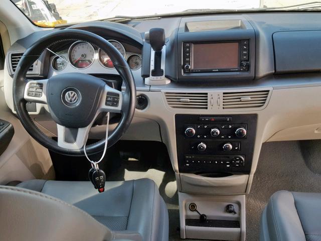 2C4RVABG5CR294191 - 2012 VOLKSWAGEN ROUTAN SE SILVER photo 9