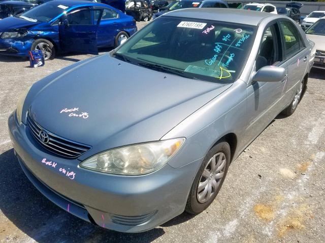 4T1BE32K95U627916 - 2005 TOYOTA CAMRY LE SILVER photo 2