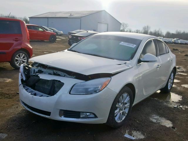 2G4GS5ER2D9166105 - 2013 BUICK REGAL PREM WHITE photo 2