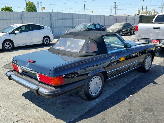 WDBBA48D5JA083729 - 1988 MERCEDES-BENZ 560 SL BLACK photo 4