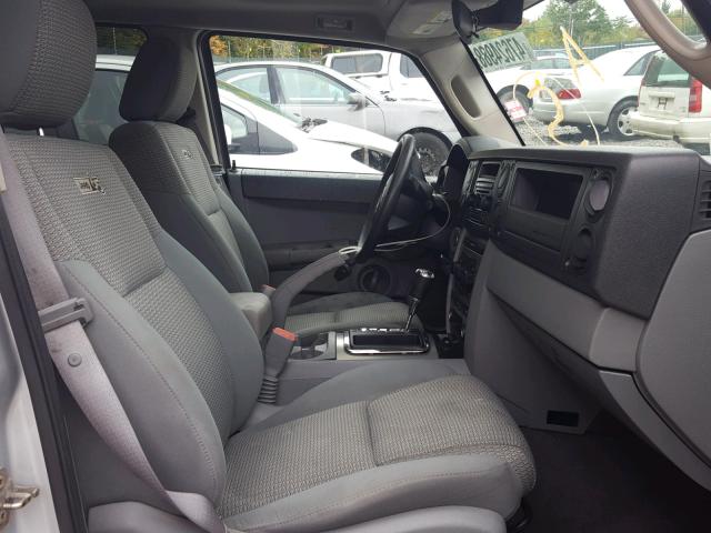 1J8HG48K76C327989 - 2006 JEEP COMMANDER SILVER photo 5
