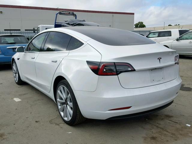 5YJ3E1EA2JF164679 - 2018 TESLA MODEL 3 WHITE photo 3