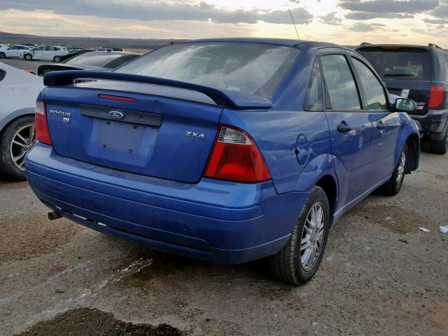 1FAFP34N45W188710 - 2005 FORD FOCUS ZX4 BLUE photo 4