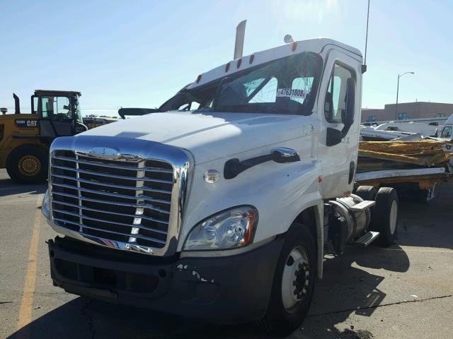 3AKBGEBG7GSHE8101 - 2016 FREIGHTLINER CASCADIA 1 WHITE photo 2