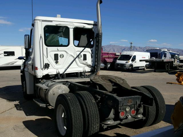 3AKBGEBG7GSHE8101 - 2016 FREIGHTLINER CASCADIA 1 WHITE photo 3