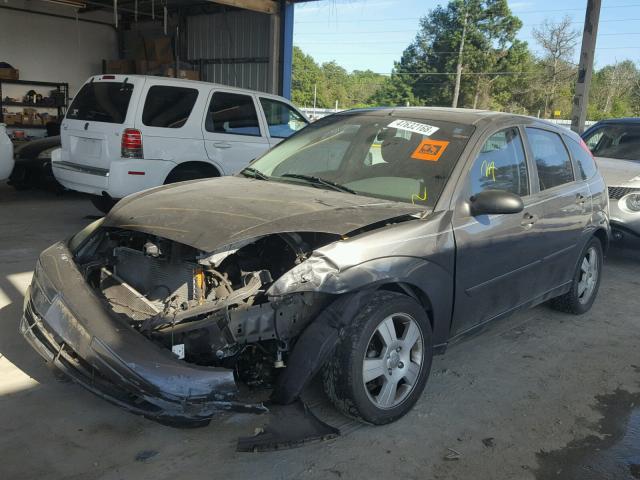 3FAFP37323R112381 - 2003 FORD FOCUS ZX5 GRAY photo 2