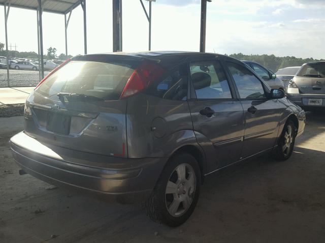 3FAFP37323R112381 - 2003 FORD FOCUS ZX5 GRAY photo 4