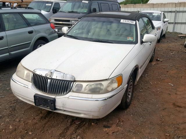 1LNHM83W0YY851021 - 2000 LINCOLN TOWN CAR C WHITE photo 2