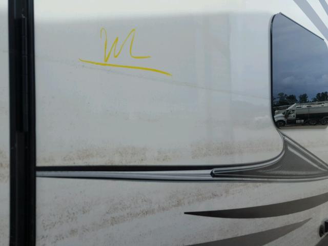 4YDT32627JB450711 - 2018 OUTB SUPERLITE WHITE photo 9