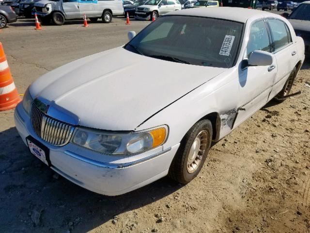 1LNHM81W51Y609401 - 2001 LINCOLN TOWN CAR E WHITE photo 2