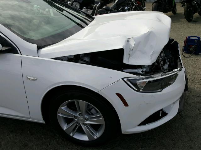 W04GL6SX4J1132350 - 2018 BUICK REGAL PREF WHITE photo 9