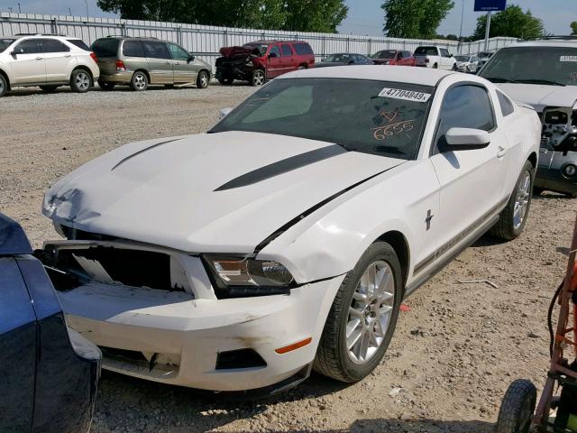 1ZVBP8AMXC5256655 - 2012 FORD MUSTANG WHITE photo 2