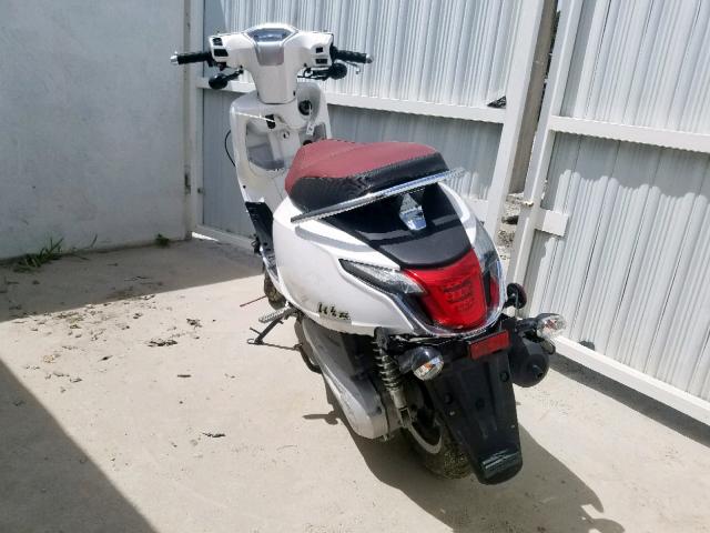 LC2DBJ142JC100327 - 2018 KYMCO USA INC LIKE 150 WHITE photo 3