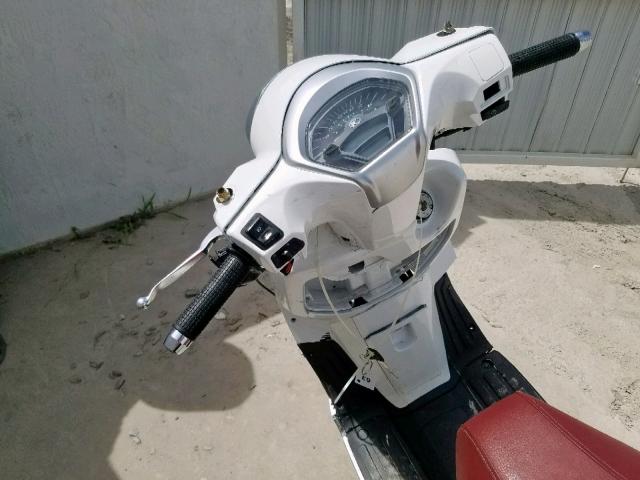 LC2DBJ142JC100327 - 2018 KYMCO USA INC LIKE 150 WHITE photo 5