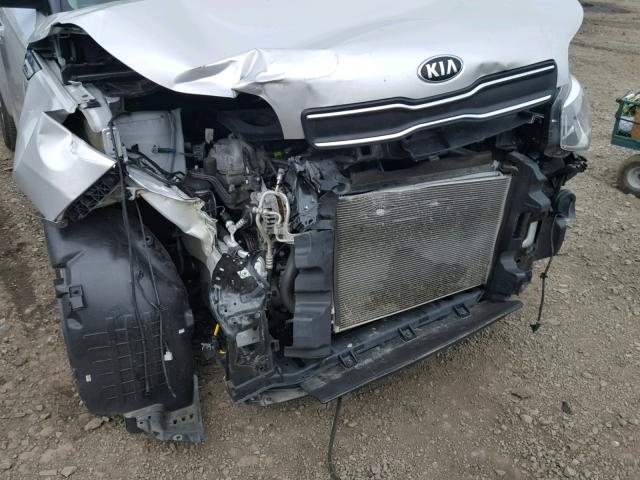 KNDJN2A24H7420896 - 2017 KIA SOUL SILVER photo 9