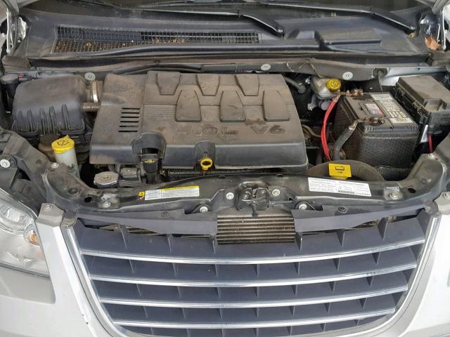 2A8HR64X48R840621 - 2008 CHRYSLER TOWN & COU SILVER photo 7