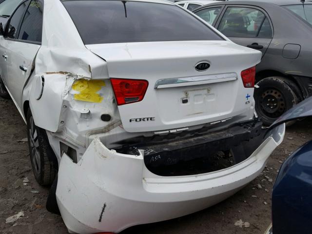 KNAFU4A27D5718768 - 2013 KIA FORTE EX WHITE photo 9