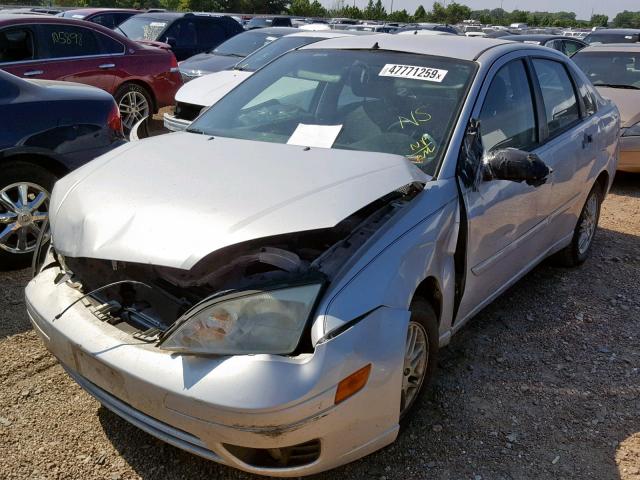 1FAFP34N96W107119 - 2006 FORD FOCUS ZX4 SILVER photo 2