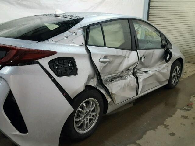 JTDKARFP8J3092215 - 2018 TOYOTA PRIUS PRIM 银色 照片 9