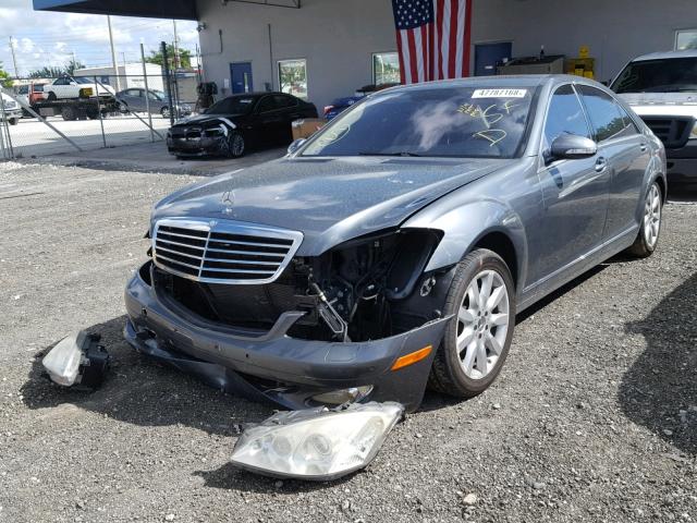 WDDNG71X08A152992 - 2008 MERCEDES-BENZ S 550 GRAY photo 2