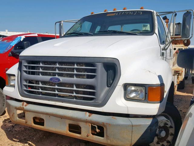 3FDNX65H7YMA43175 - 2000 FORD F650 SUPER WHITE photo 2