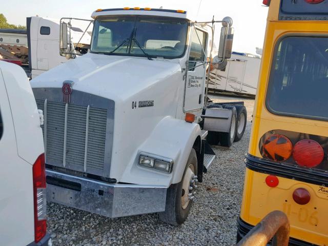 3WKDDU9X84F066690 - 2004 KENWORTH CONSTRUCTI WHITE photo 2