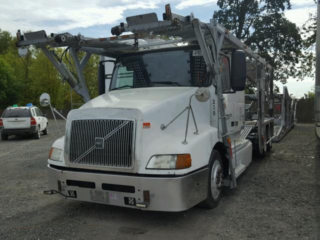 4V5ND5RH6YN240216 - 2000 VOLVO VN WHITE photo 2