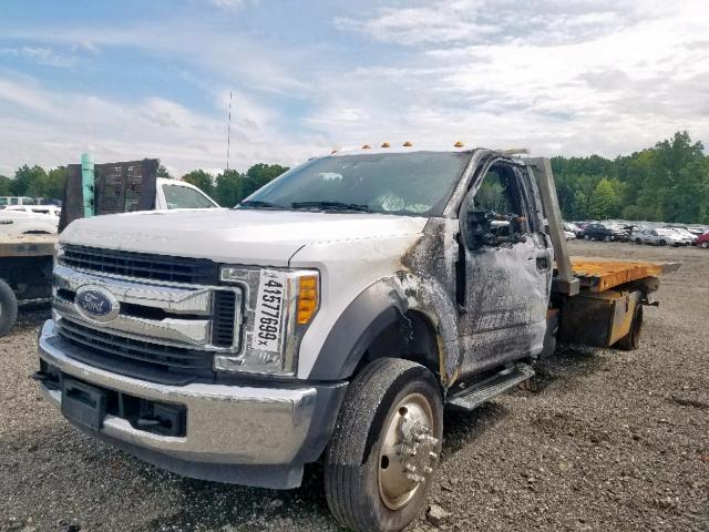 1FDUF5GY8HEF33233 - 2017 FORD F550 SUPER WHITE photo 2