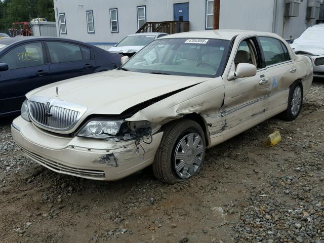 1LNHM83W83Y687235 - 2003 LINCOLN TOWN CAR C CREAM photo 2