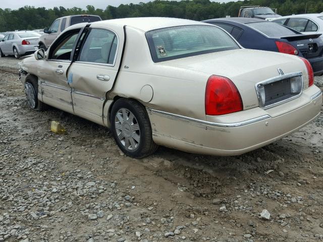 1LNHM83W83Y687235 - 2003 LINCOLN TOWN CAR C CREAM photo 3