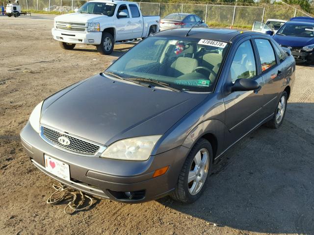 1FAHP34N35W102960 - 2005 FORD FOCUS ZX4 GRAY photo 2