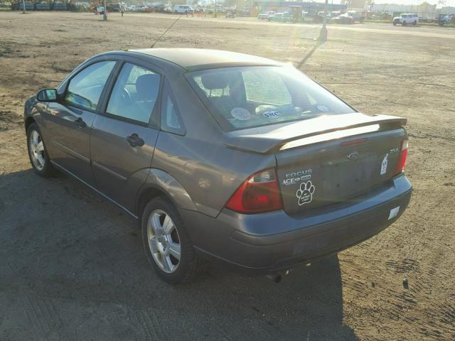 1FAHP34N35W102960 - 2005 FORD FOCUS ZX4 GRAY photo 3